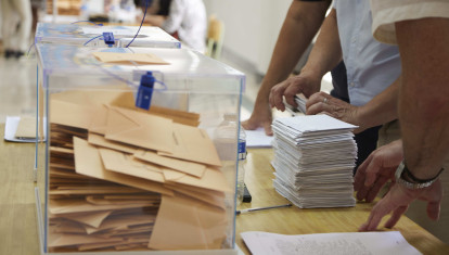 Una mesa electoral comienza a contabilizar los votos en Sevilla (archivo)
