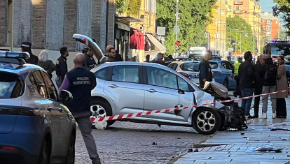 La policía trabaja en el lugar de los hechos después de que un conductor hiriera a siete personas