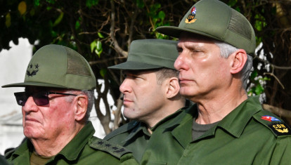 El dictador de Cuba, Miguel Díaz-Canel (derecha), el coronel Raúl Guillermo Rodríguez Castro (centro), nieto del expresidente Raúl Castro, y el ministro de las Fuerzas Armadas, general Álvaro López Miera