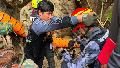 Rescatistas tailandeses en una misión para liberar a siete laosianos atrapados en una cueva inundada en la provincia de Xaysomboun, Laos,