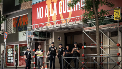 Agentes de la Policía Nacional posicionados en la entrada de la sede nacional del PSOE en Ferraz