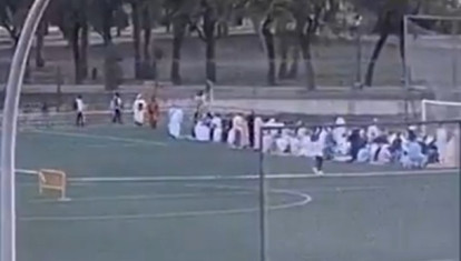 Un numeroso grupo de musulmanes practican rezos islámicos en el campo de fútbol del Centro Deportivo de Amate