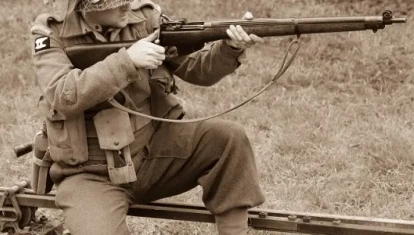 Un soldado británico con un fusil Lee Enfield
