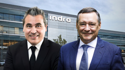 El presidente de Indra, Ángel Simón (derecha), y el nuevo consejero delegado, José María Recasens.