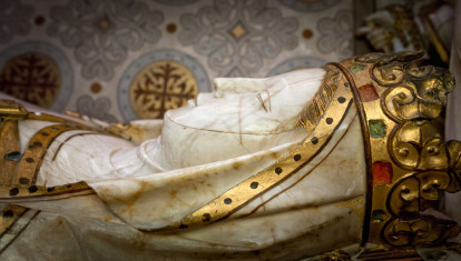 Detalle del sepulcro de mármol de la reina Elisenda de Montcada
