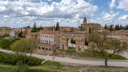 Vista de Medinaceli (Soria) y su arco romano único en España