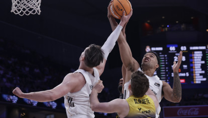 MADRID, 02/06/2026.- Los jugadores del Real Madrid Mario Hezonja (i) y Trey Lyles (d) luchan un rebote durante el primer partido de cuartos de final de Liga Endesa que Real Madrid y La Laguna Tenerife disputan este martes en el Movistar Arena, en Madrid. EFE/Juanjo Martín