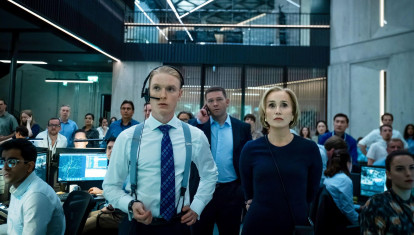 Freddie Fox, Chris Reilly & Kristin Scott Thomas en Slow Horses