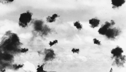 El portaviones estadounidense USS Yorktown al momento de ser impactado por un torpedo japonés durante la batall