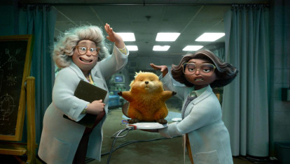 Imagínate que de repente puedes meter tu mente en el cuerpo de un animal robótico para infiltrarte en su mundo. Exactamente eso cuenta esta película de Pixar. La protagonista se convierte en un castor para ganarse la confianza de una comunidad de animales reales. Al principio parece el plan perfecto y una locura divertidísima, pero la cosa se complica cuando se da cuenta de que los animales tienen sus propios problemas, emociones y peligros. Lo que iba a ser un simple experimento científico se transforma en una aventura genial sobre la empatía y la identidad. Es una peli súper fresca, con ese humor inteligente que te engancha y que te hace conectar un montón con la naturaleza. Al final, te deja pensando en qué nos hace realmente humanos.