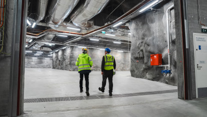 Dos personas caminan en el primer almacenamiento definitivo del mundo para combustible nuclear usado (Finlandia)