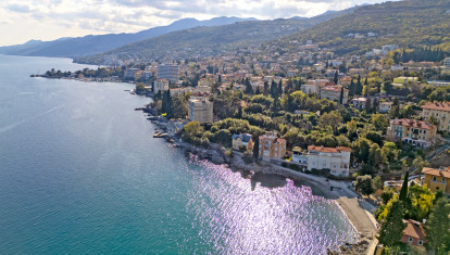 Vista aérea de la costa en Opatija (Croacia)
