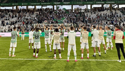 Los jugadores del Córdoba aplauden a la grada tras un partido