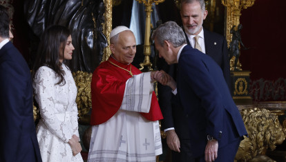 El presidente de la Xunta de Galicia, Alfonso Rueda, saluda al papa León XIV durante el tradicional besamanos que ha tenido lugar en el Salón del Trono del Palacio Real