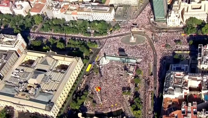 La impactante imagen de la Plaza de Colón abarrotada para acompañar al Papa durante la Misa en Cibeles