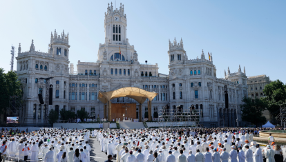 Vista de la plaza de Cibeles durante la misa del Corpus Christi en Madrid