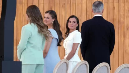 La Reina Letizia, con sus hijas, la Princesa Leonor y la Infanta Sofía, en la misa de CibelesAFP