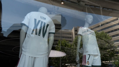 Así es la camiseta del Papa León en la tienda oficial del Bernabéu