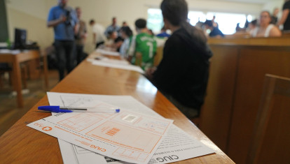 Alumnos durante la PAU 2026 en la Facultad de Ciencias da Comunicación de la Universidad de Santiago de Compostela, a 2 de junio de 2026, en Santiago de Compostela, A Coruña, Galicia (España). Un total de 13.441 estudiantes se enfrentan desde hoy a las Pruebas de Acceso a la Universidad (PAU)  repartidos en 36 sedes de diez localidades donde el control del material será más estricto que en otras ediciones para evitar cualquier intento de fraude.

Álvaro Ballesteros / Europa Press
02/6/2026