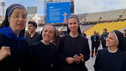 Los fieles esperan ilusionados la llegada del Papa