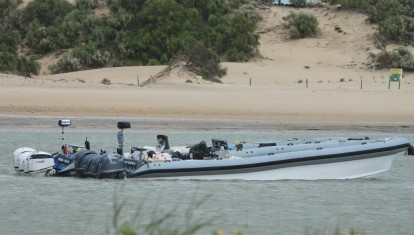 Narcolancha fondea a pocos metros de la playa de Sancti Petri
