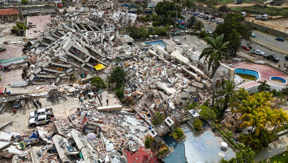 Esta vista aérea, tomada el 2 de julio de 2026 en Caraballeda (estado de La Guaira), muestra edificios colapsados ​​tras los terremotos gemelos del 24 de junio