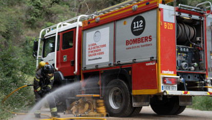 Varios bomberos durante un simulacro de incendio forestal en la montaña de Collserola, a 2 de junio de 2025, en Barcelona, Cataluña (España). ¡