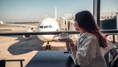 Pasajera tomando un café en un aeropuerto
