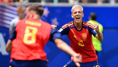 Olmo y Fabián celebra uno de los goles de España ante Bélgica