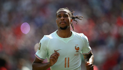 Michael Olise, durante un partido con la selección francesa