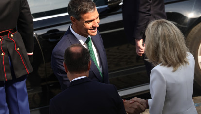 Pedro Sánchez junto a Brigitte Macron en París
