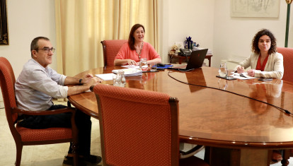 Yllanes (i), Armengol (centro) y la actual candidata socialista al Gover, Rosario Sánchez