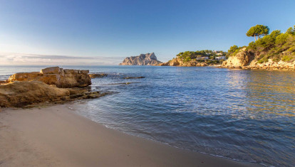 Imagen de una de las calas de la ruta, cala de Pinets, en Benisa, Alicante