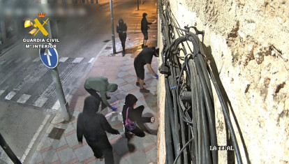 Vídeo de cámaras de seguridad donde se ve a las dos mujeres vandalizando inmobiliarias en Santa Maria del Camí