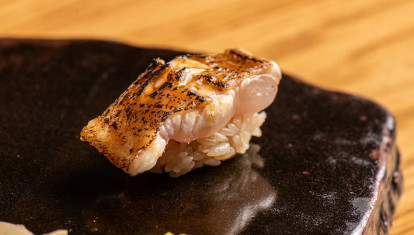 Nigiri de lenguado, de textura firme y sabor tan delicado como elegante