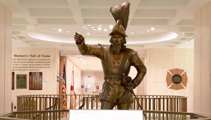 Captura de video difundido por el gobernador de Florida, Ron DeSantis, que muestra una estatua del explorador español Juan Ponce de León