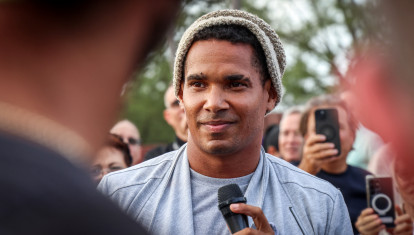 El disidente cubano Luis Manuel Otero Alcántara se dirige a miembros de la comunidad cubana en el exilio en el Santuario Nacional de Nuestra Señora de la Caridad en Miami