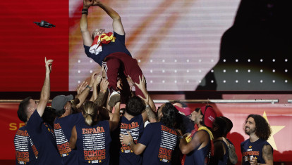 El técnico de selección española Luis de la Fuente manteado durante la celebración