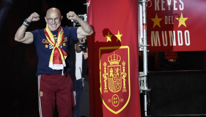 El técnico de la selección española Luis de la Fuente durante la celebración este lunes en la plaza de Cibeles.