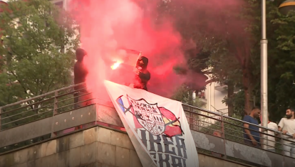 Unos radicales separatistas queman una bandera de España en Eibar, acosando a los aficionados de la selección