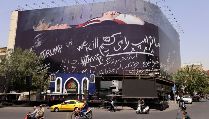 arios automovilistas pasaron junto a una valla publicitaria gigante antiestadounidense que mostraba al presidente de Estados Unidos, Donald Trump, en un ataúd con el texto en persa