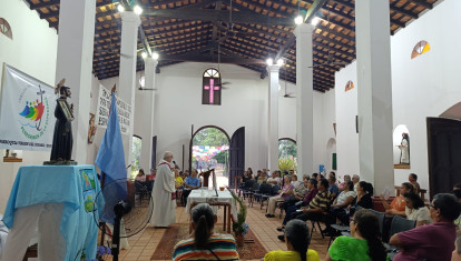 Fray Toni Miró, dando misa