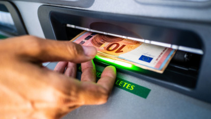 Una persona extrae dinero de un cajero automático