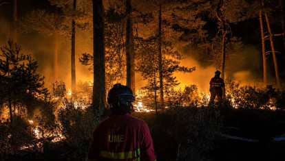 Bomberos luchando contra el fuego en el incendio de La Mierla (Guadalajara)