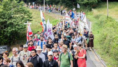 Cientos de peregrinos de camino hacia Covadonga