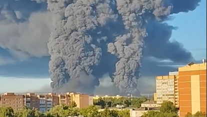MOSCÚ (RUSIA), 18/07/2026.- Captura de vídeo compartida por el presidente de Ucrania, Volodímir Zelenski, en X que muestra los efectos del ataques con drones ucranianos a la compañía de comercio electrónico Wildberries. Al menos siete personas murieron durante la noche en los ataques con drones ucranianos contra almacenes de la compañía de comercio electrónico Wildberries en las regiones de Tambov y Moscú. Además, resultaron heridos más de medio centener de operarios de Wildberries, empresa conocida como el Amazon ruso, según informaron este sábado las autoridades locales en las redes sociales. EFE/ X De Volodímir Zelenski SOLO USO EDITORIAL SOLO DISPONIBLE PARA ILUSTRAR LA NOTICIA QUE ACOMPAÑA (CRÉDITO OBLIGATORIO)