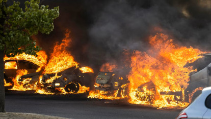 El peligro de que arda un coche es que se contagie a otros y los daños que provocamos