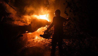 Una persona trabaja en las labores de extinción del incendio forestal, a 26 de julio de 2026, en La Adrada, Ávila, Castilla y León (España). La Adrada, uno de los municipios del Valle del Tiétar (Ávila), ha sido evacuado de forma preventiva este sábado ante el avance del grave incendio de Burgohondo que, junto con el de Madrid, tienen en vilo a la población aledaña y que han quemado ya más de 45.000 hectáreas.

César Vallejo Rodríguez / Europa Press
26 JULIO 2026 INCENDIO FORESTAL;PIXELADA
26/7/2026