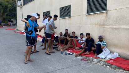 Inmigrantes acampados a las puertas del CETI de Ceuta