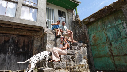 Aurora con su familia en una de las casas de la aldea que están rehabilitando